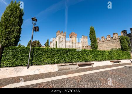 Mittelalterliche Scaligero Burg von Lazise (IX-XIV Jahrhundert), Ferienort an der Küste des Gardasees (Lago di Garda). Verona, Venetien, Italien, Europa. Stockfoto