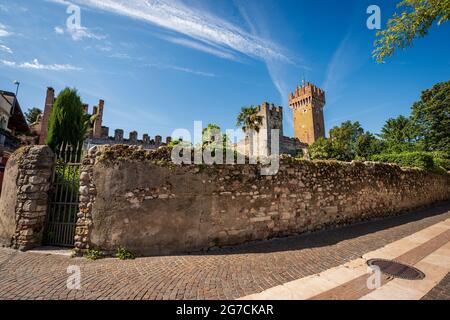 Mittelalterliche Scaligero Burg von Lazise (IX-XIV Jahrhundert), Ferienort an der Küste des Gardasees (Lago di Garda). Verona, Venetien, Italien, Europa. Stockfoto