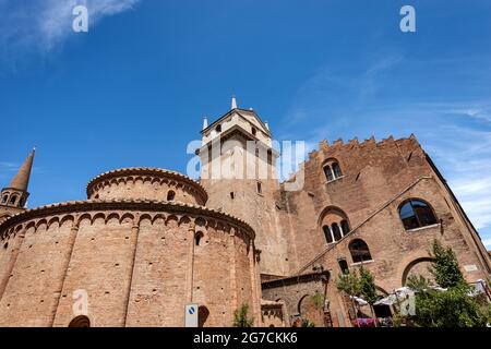 Mantua, Kirche Rotonda di San Lorenzo romanischer Stil (1083-XI Jahrhundert) und der mittelalterliche Palazzo della Ragione (XI-XII) mit dem Uhrenturm. Italien. Stockfoto