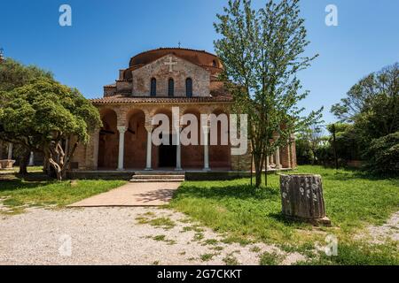 Kirche Santa Fosca (IX-XII Jahrhundert) auf der Insel Torcello im venezianisch-byzantinischen Stil, Komplex der Basilika und der Kathedrale Santa Maria Assunta. Stockfoto