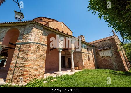 Kirche Santa Fosca (IX-XII Jahrhundert) auf der Insel Torcello im venezianisch-byzantinischen Stil, Komplex der Basilika und der Kathedrale Santa Maria Assunta. Stockfoto