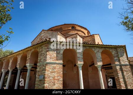 Kirche Santa Fosca (IX-XII Jahrhundert) auf der Insel Torcello im venezianisch-byzantinischen Stil, Komplex der Basilika und der Kathedrale Santa Maria Assunta. Stockfoto