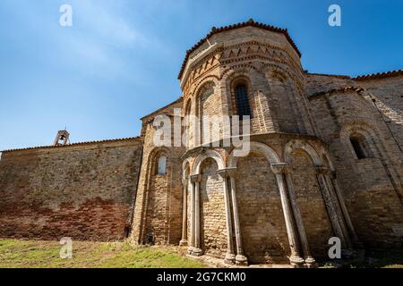 Kirche Santa Fosca (IX-XII Jahrhundert) auf der Insel Torcello im venezianisch-byzantinischen Stil, Komplex der Basilika und der Kathedrale Santa Maria Assunta. Stockfoto