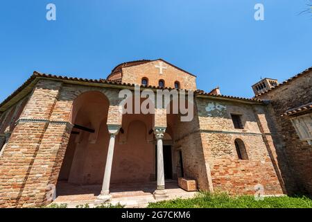 Kirche Santa Fosca (IX-XII Jahrhundert) auf der Insel Torcello im venezianisch-byzantinischen Stil, Komplex der Basilika und der Kathedrale Santa Maria Assunta. Stockfoto