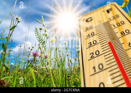 Hitze im Sommer mit hoher Temperatur am Thermometer Stockfoto