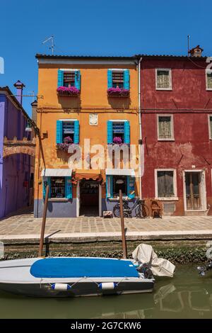 Burano Insel in der venezianischen Lagune mit bunten Häusern und kleinem Kanal mit festfahrenden Boot. Venedig, UNESCO-Weltkulturerbe, Venetien, Italien, EU Stockfoto