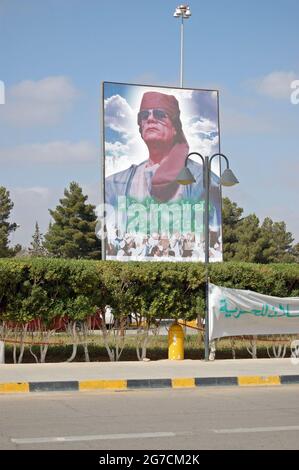 Tripolis, Libyen - 26. März 2006: Riesiges Plakat des Diktators Oberst Gaddafi über dem Eingang zum Flughafen von Tripolis in Libyen. Stockfoto