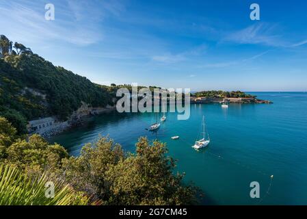 Wunderschöne Bucht und Meereslandschaft im Golf von La Spezia vor der Stadt Lerici mit der Landzunge Maralunga. Ligurien, Italien, Europa. Stockfoto