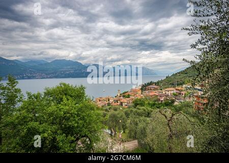 Luftaufnahme des Gardasees (Lago di Garda). Kleines Dorf von Castelletto di Brenzone, Brenzone sul Garda, Provinz Verona, Venetien, Italien, Europa. Stockfoto