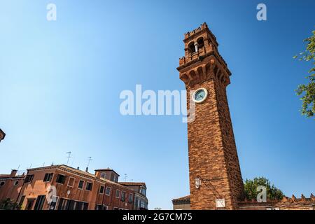 Antiker Stadtturm oder Uhrturm auf der Insel Murano im mittelalterlichen Stil. Campo Santo Stefano (Stephansplatz), Venedig, Venetien, Italien, Europa. Stockfoto