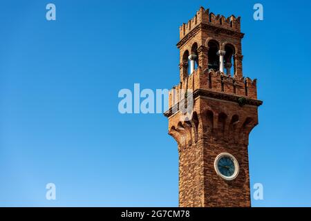 Antiker Stadtturm oder Uhrturm auf der Insel Murano im mittelalterlichen Stil. Campo Santo Stefano (Stephansplatz), Venedig, Venetien, Italien, Europa. Stockfoto