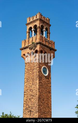 Antiker Stadtturm oder Uhrturm auf der Insel Murano im mittelalterlichen Stil. Campo Santo Stefano (Stephansplatz), Venedig, Venetien, Italien, Europa. Stockfoto