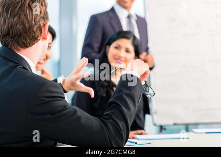 Rückansicht des Geschäftsmann in einem Gespräch erklären Stockfoto