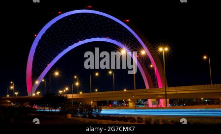 Doha, Katar - 26. Mai 2021: Al Wahda Brücke in doha Stadt. Bekannt als 56 Brücke des Arch. Selektiver Fokus Stockfoto