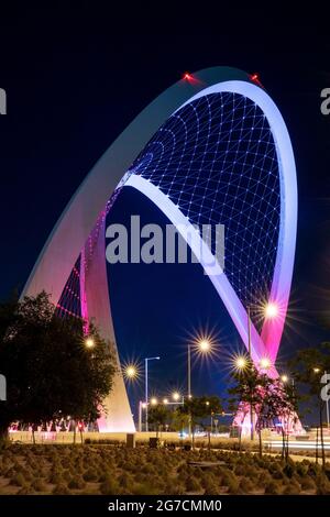 Doha, Katar - 26. Mai 2021: Al Wahda Brücke in doha Stadt. Bekannt als 56 Brücke des Arch. Selektiver Fokus Stockfoto