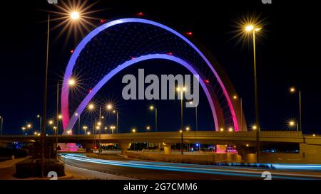 Doha, Katar - 26. Mai 2021: Al Wahda Brücke in doha Stadt. Bekannt als 56 Brücke des Arch. Selektiver Fokus Stockfoto