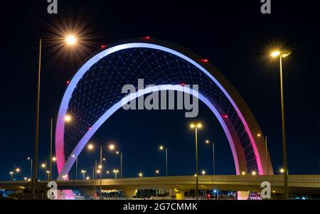 Doha, Katar - 26. Mai 2021: Al Wahda Brücke in doha Stadt. Bekannt als 56 Brücke des Arch. Selektiver Fokus Stockfoto