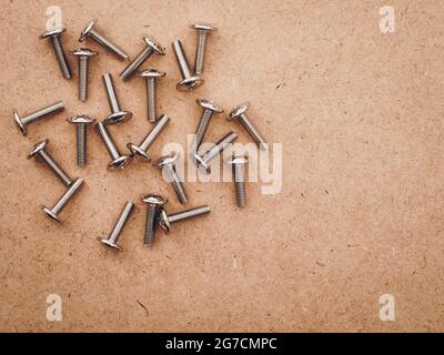 Schrauben sind auf dem Holzboden angebracht. Stockfoto