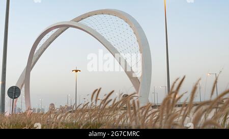 Doha, Katar - 26. Mai 2021: Al Wahda Brücke in doha Stadt. Bekannt als 56 Brücke des Arch. Selektiver Fokus Stockfoto