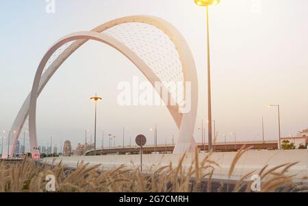 Doha, Katar - 26. Mai 2021: Al Wahda Brücke in doha Stadt. Bekannt als 56 Brücke des Arch. Selektiver Fokus Stockfoto