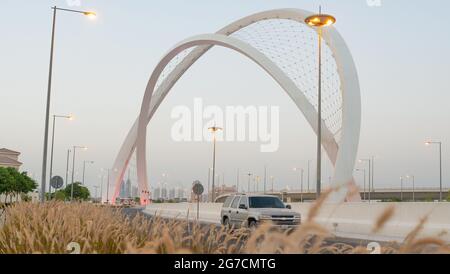 Doha, Katar - 26. Mai 2021: Al Wahda Brücke in doha Stadt. Bekannt als 56 Brücke des Arch. Selektiver Fokus Stockfoto