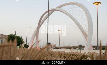 Doha, Katar - 26. Mai 2021: Al Wahda Brücke in doha Stadt. Bekannt als 56 Brücke des Arch. Selektiver Fokus Stockfoto