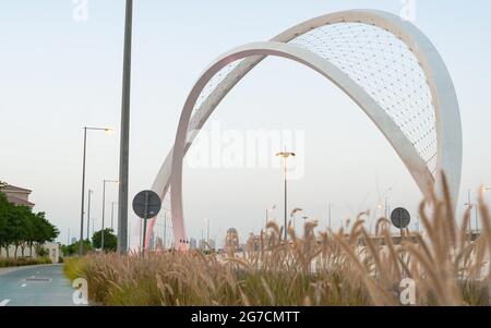 Doha, Katar - 26. Mai 2021: Al Wahda Brücke in doha Stadt. Bekannt als 56 Brücke des Arch. Selektiver Fokus Stockfoto