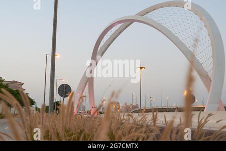 Doha, Katar - 26. Mai 2021: Al Wahda Brücke in doha Stadt. Bekannt als 56 Brücke des Arch. Selektiver Fokus Stockfoto