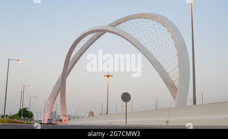 Doha, Katar - 26. Mai 2021: Al Wahda Brücke in doha Stadt. Bekannt als 56 Brücke des Arch. Selektiver Fokus Stockfoto