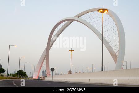 Doha, Katar - 26. Mai 2021: Al Wahda Brücke in doha Stadt. Bekannt als 56 Brücke des Arch. Selektiver Fokus Stockfoto