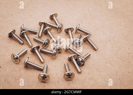 Schrauben sind auf dem Holzboden angebracht. Stockfoto