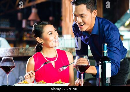 Porträt von asiatischen paar Essen im restaurant Stockfoto