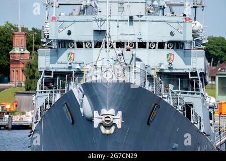 Wilhelmshaven, Deutschland. Juli 2021. Der Zerstörer 'Mölders (D186), ein ehemaliges Kriegsschiff der deutschen Marine, ist im Marinemuseum im Hafenbecken vertäut. Das Museum zeigt die Entwicklung der deutschen militärischen Seefahrt seit 1848. Quelle: Hauke-Christian Dittrich/dpa/Alamy Live News Stockfoto