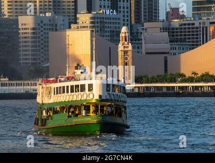 Der berühmte Star Ferry und Uhrturm, Tsim Sha Tsui, Hongkong, China. Stockfoto