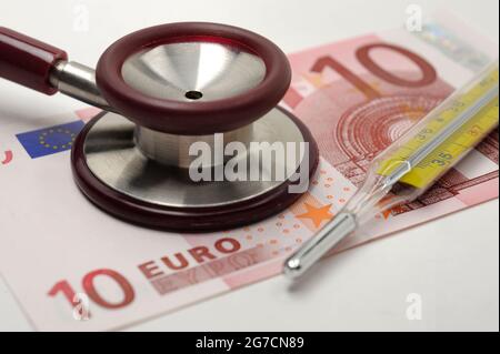 Kosten und Einnahmen im Gesundheitssektor mit Euro-Banknoten und Stethoskop Stockfoto