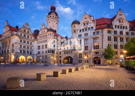 Leipzig, Deutschland. Stadtbild von Leipzig, Deutschland mit dem Neuen Rathaus zur hellblauen Stunde. Stockfoto