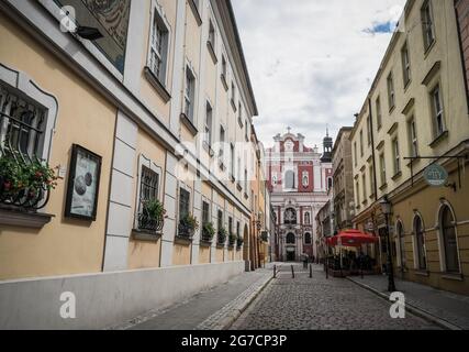 POZNAN, POLEN - 07. Oktober 2016: Die schöne Architektur einer alten Straße, die zur Fara Kirche in Polen führt Stockfoto