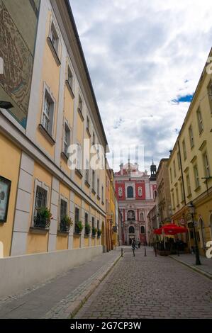 POZNAN, POLEN - 04. Jun 2014: Die schöne Architektur einer alten Straße, die zur Fara Kirche in Polen führt Stockfoto