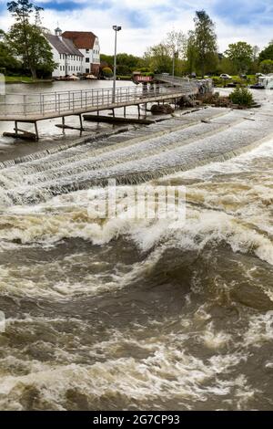 Großbritannien, England, Buckinghamshire, Hambleden Valley, Mill End, Wehr an der Themse, turbulentes Wasser Stockfoto