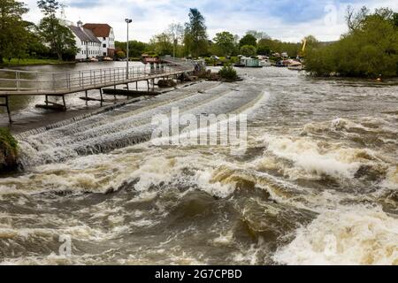 Großbritannien, England, Buckinghamshire, Hambleden Valley, Mill End, Wehr an der Themse, turbulentes Wasser Stockfoto