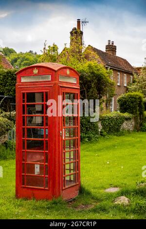 Großbritannien, England, Buckinghamshire, Hambleden Valley, Fingest, Chequers Lane, rote K6-Telefondose Stockfoto