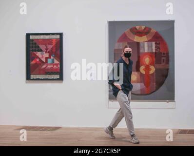 London Großbritannien 13. Juli 2021 Sophie Taeuber-Arp. Ovale Komposition mit abstrakten Motiven (rechts) Tapisserie, Wolle und Baumwolle 1925 (links) 1922. Schweizer Künstler, Ausstellung in der Tate Modern, London, einer der innovativsten Künstler und Designer der Avantgarde des 20. Jahrhunderts, hinterfragte die Grenzen zwischen abstrakter Kunst, Design und Handwerk. Paul Quezada-Neiman/Alamy Live News Stockfoto