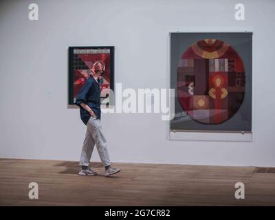 London Großbritannien 13. Juli 2021 Sophie Taeuber-Arp. Ovale Komposition mit abstrakten Motiven (rechts) Tapisserie, Wolle und Baumwolle 1925 (links) 1922. Schweizer Künstler, Ausstellung in der Tate Modern, London, einer der innovativsten Künstler und Designer der Avantgarde des 20. Jahrhunderts, hinterfragte die Grenzen zwischen abstrakter Kunst, Design und Handwerk. Paul Quezada-Neiman/Alamy Live News Stockfoto