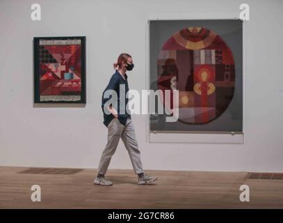 London Großbritannien 13. Juli 2021 Sophie Taeuber-Arp. Ovale Komposition mit abstrakten Motiven (rechts) Tapisserie, Wolle und Baumwolle 1925 (links) 1922. Schweizer Künstler, Ausstellung in der Tate Modern, London, einer der innovativsten Künstler und Designer der Avantgarde des 20. Jahrhunderts, hinterfragte die Grenzen zwischen abstrakter Kunst, Design und Handwerk. Paul Quezada-Neiman/Alamy Live News Stockfoto