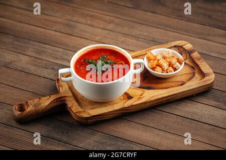 Russische Suppe Soljanka mit geräuchertem Fleisch Stockfoto