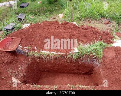 Editorial, East Jakarta, Indonesien, Datuk Merrah oder Merah Friedhof, 11. Juli 07, 2021, Liang Lahat, Grave Hole Stockfoto