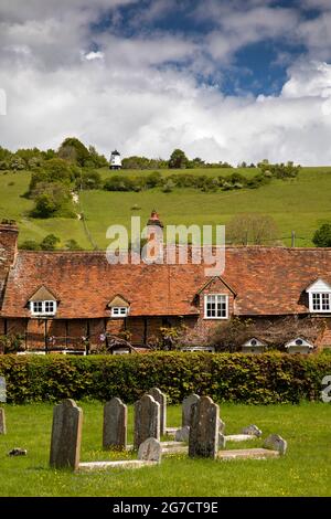 Großbritannien, England, Buckinghamshire, Hambleden Valley, Turville, Cottages und Cobstone Windmill von St Mary the Virgin, Kirchhof Stockfoto