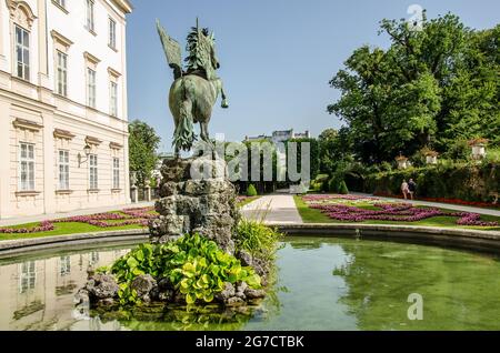 Das Schloss Mirabell wurde 1606 von Fürst-Erzbischof Wolf Dietrich für seine geliebte Salome Alt erbaut. Heute dient es den romantischsten Hochzeiten. Stockfoto