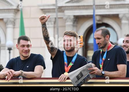 Rom, Italien. Juli 2021. Rom, die Spieler der italienischen Fußballnationalmannschaft, Gewinner der Europameisterschaft, feierten in der Via del Corso nach dem Treffen mit Premierminister Mario Draghi. Im Bild: Ciro Immobile, Leonardo Bonucci Kredit: Unabhängige Fotoagentur/Alamy Live News Stockfoto