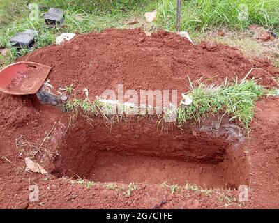 Editorial, East Jakarta, Indonesien, Datuk Merrah oder Merah Friedhof, 11. Juli 07, 2021, Liang Lahat, Grave Hole Stockfoto